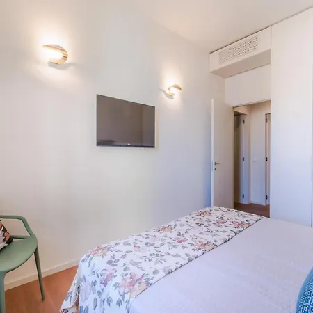 Elegant Retreat In The Heart Of דירה