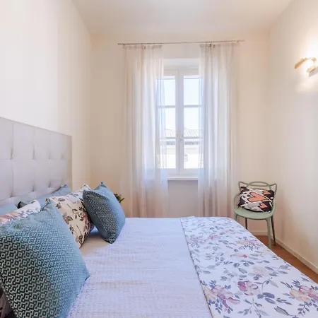 Elegant Retreat In The Heart Of דירה