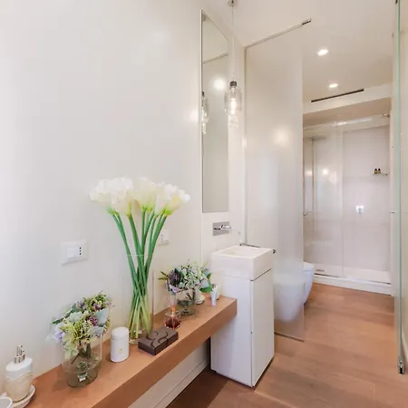 Elegant Retreat In The Heart Of דירה